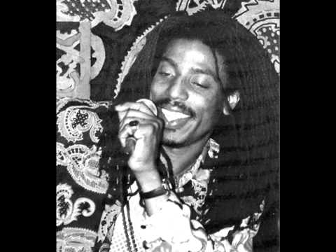 Earl Sixteen - Peek A Boo